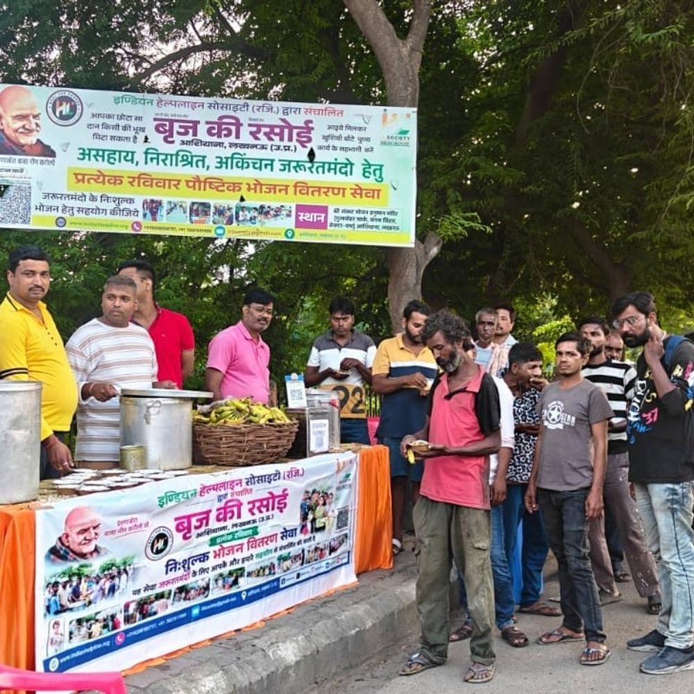आशियाना में बृज की रसोई का महाप्रसाद वितरण:नवरात्र पर जरूरतमंदों को चना-आलू, चावल, बूंदी और केले बांटे गए