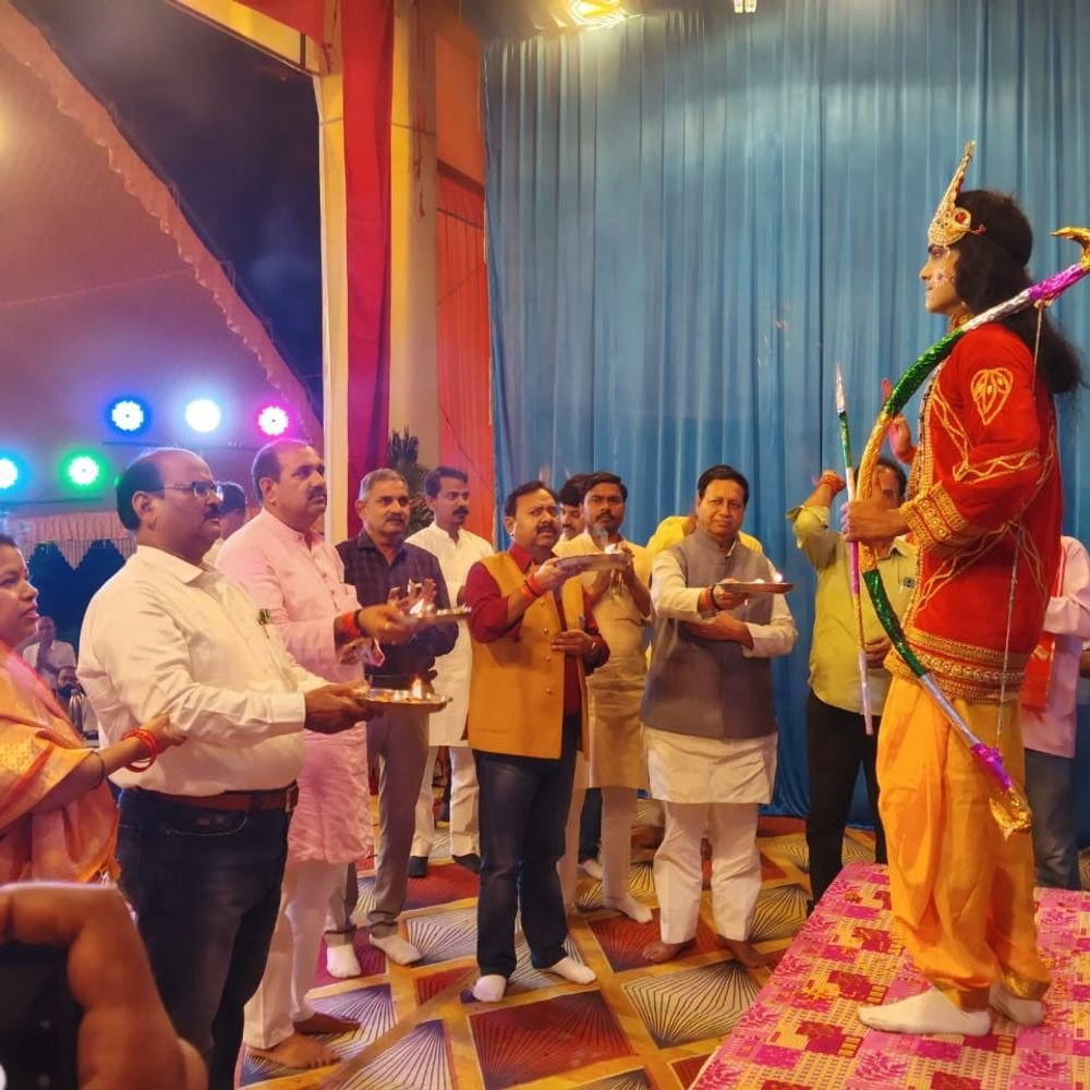 लखनऊ रामलीला के दूसरे दिन भरत मिलाप का मंचन:सीतापुर रोड योजना कॉलोनी में 34वें मंचन में कलाकारों ने प्रभावी अभिनय किया