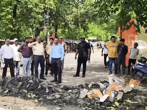 CM ग्रिड काम की सुस्त रफ्तार पर नगर आयुक्त सख्त:ठेकेदार को लगाई फटकार, दोनों शिफ्टों में होगा काम, बारादेवी मंदिर का किया निरीक्षण