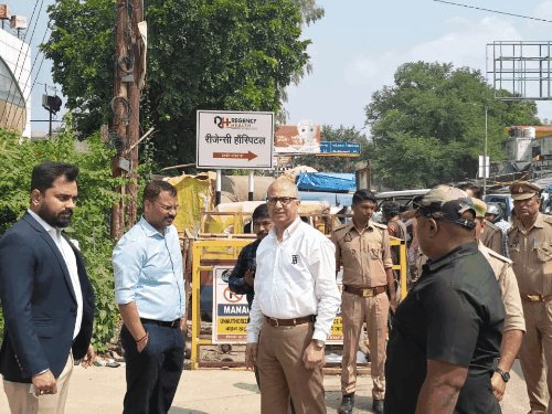 रावतपुर-देवकी चौराहे तक 3 दिन में गड्ढे भरने का अल्टीमेटम:40 लाख से बनेगी सीसी रोड, नगर आयुक्त बोले- पहले गड्ढे भरो, फिर बनेगी सड़क