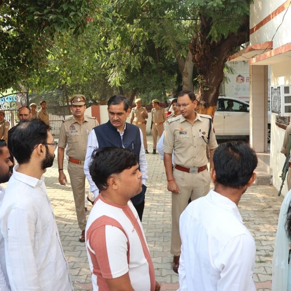 मथुरा एमएलसी चुनाव में शिक्षक वर्ग में 32.21% मतदान:दोपहर 1:30 बजे तक स्नातक वर्ग में 27.97% वोटिंग दर्ज की गई