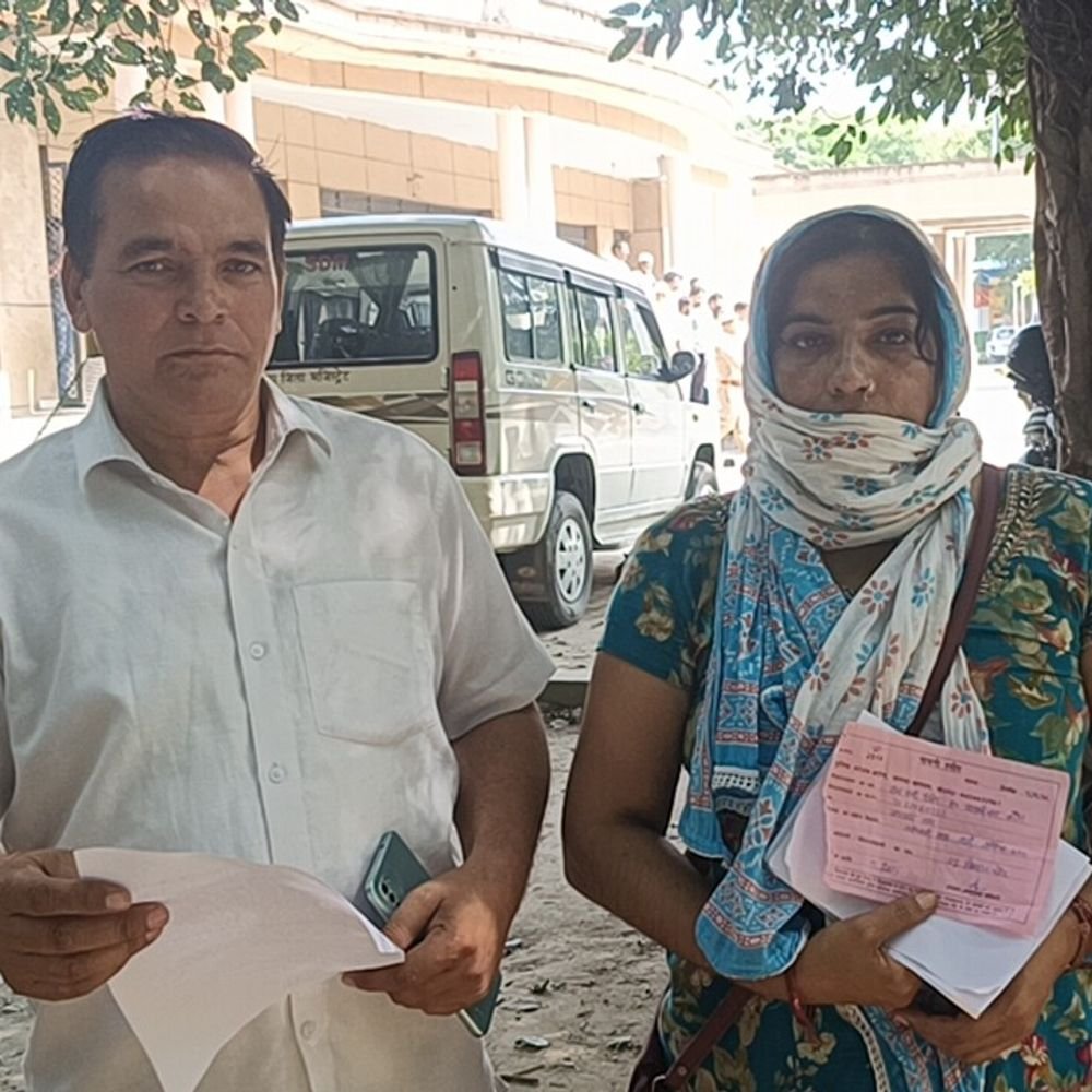 कुत्तों से परेशान महिला ने डीएम से लगाई गुहार:पड़ोसी पर अभद्र व्यवहार और कुत्तों को खुला छोड़ने का आरोप