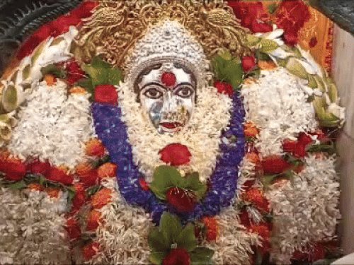 नवरात्रि के दूसरे दिन माता ब्रह्मचारिणी का पूजन:दर्शन करने के लिए पहुंच रहे श्रद्धालु, पुजारी बोले-पढ़ाई में कमजोर बच्चों पर माता करती है कृपा