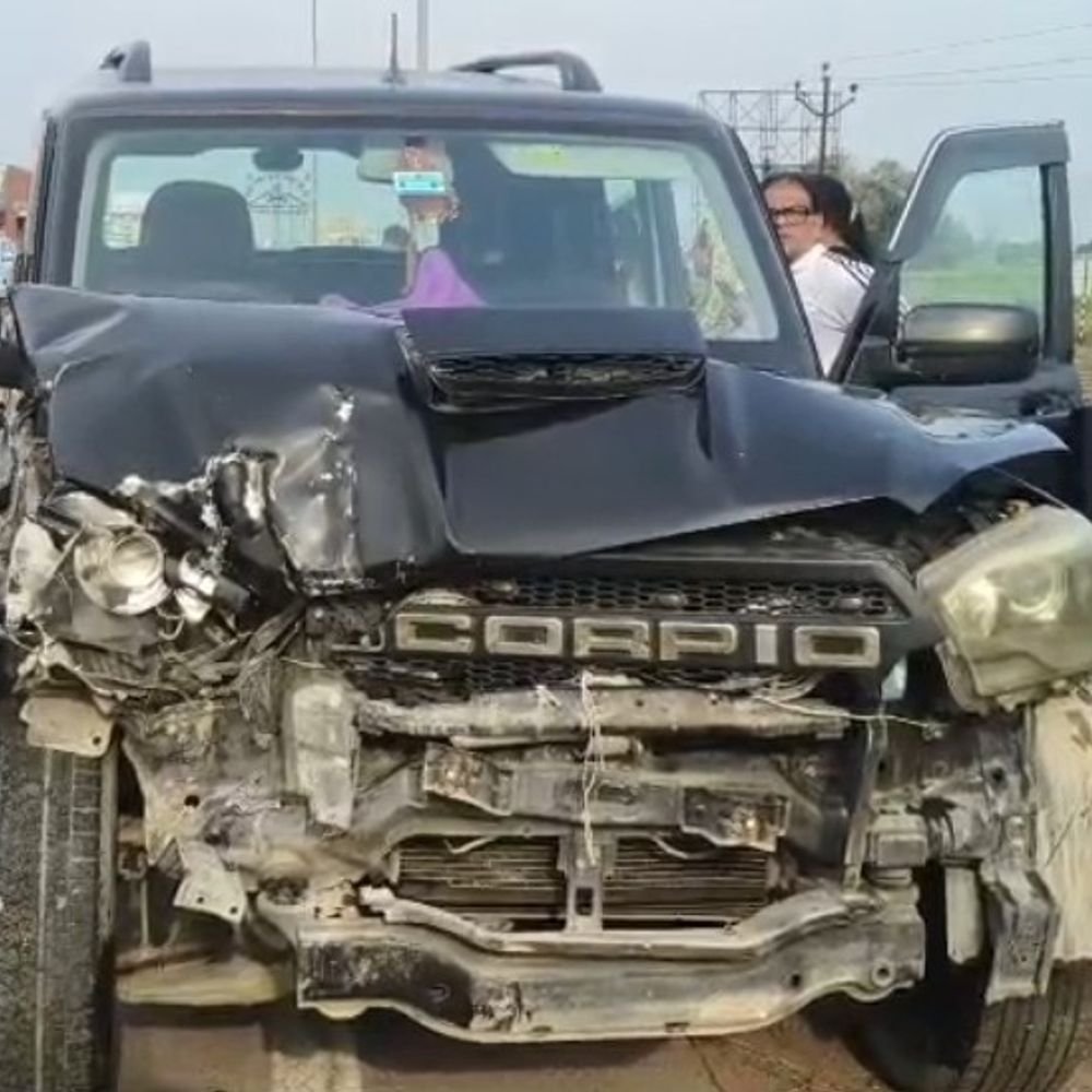 हापुड़ में तीन वाहनों की टक्कर:मंसूरपुर कट के पास महिला समेत दो लोग घायल, लगा लंबा जाम