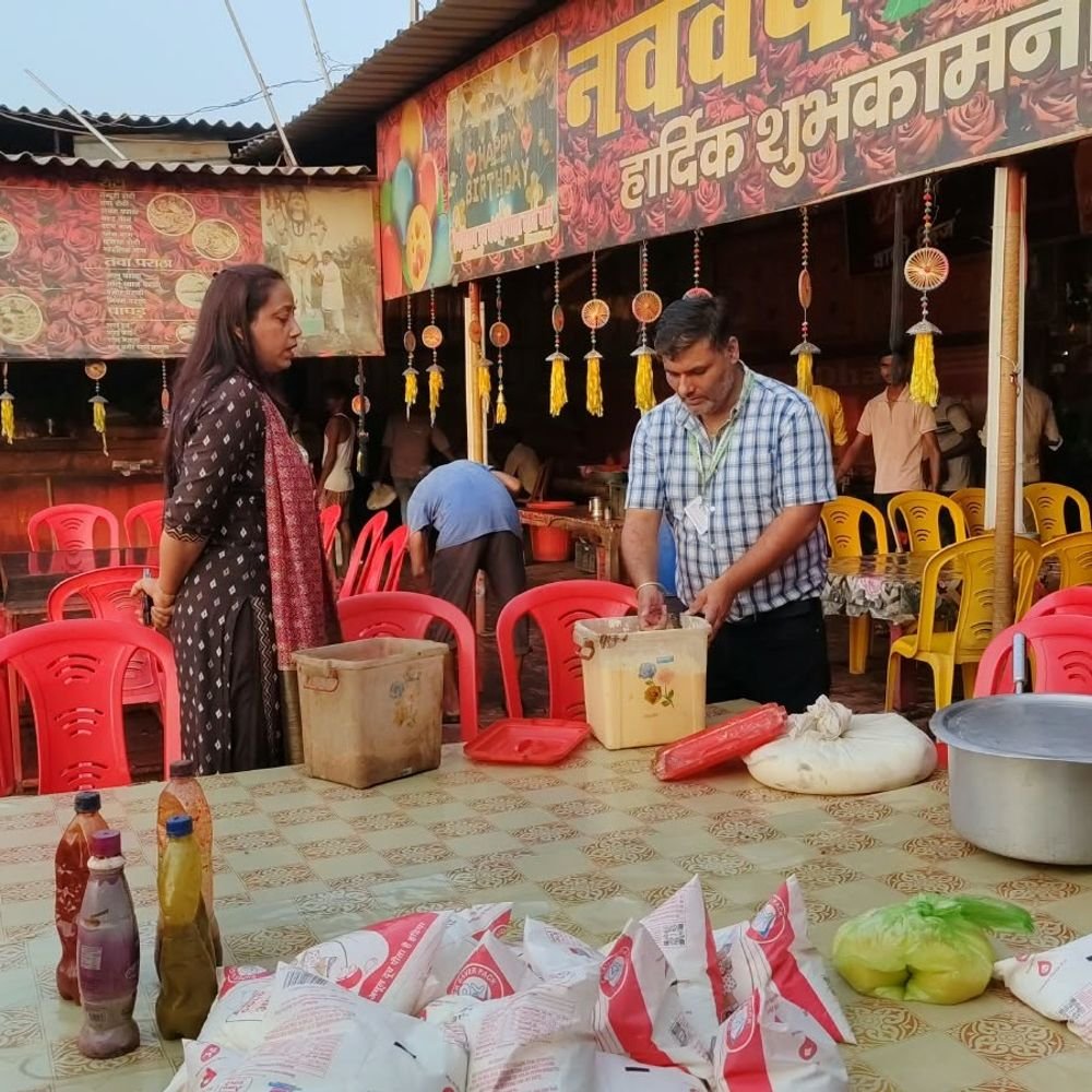 उन्नाव के इंडियन ढाबे पर खाद्य विभाग की छापेमारी:खाद्य पदार्थों की गुणवत्ता और पैकेजिंग जांची, आटा-पनीर के नमूने जांच को भेजा