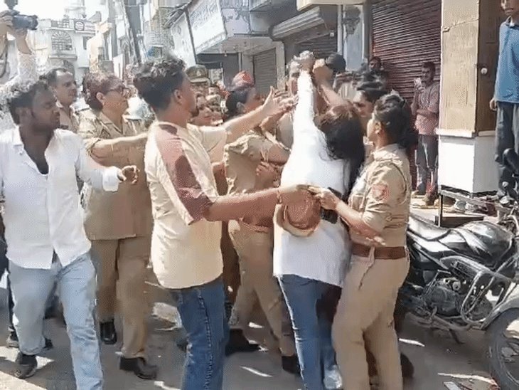 शामली में वोट चोरी के आरोप पर सपा का प्रदर्शन:पुतला छीनने पर पुलिस से झड़प, महिला कार्यकर्ताओं से दुर्व्यवहार का आरोप लगाकर किया हंगामा