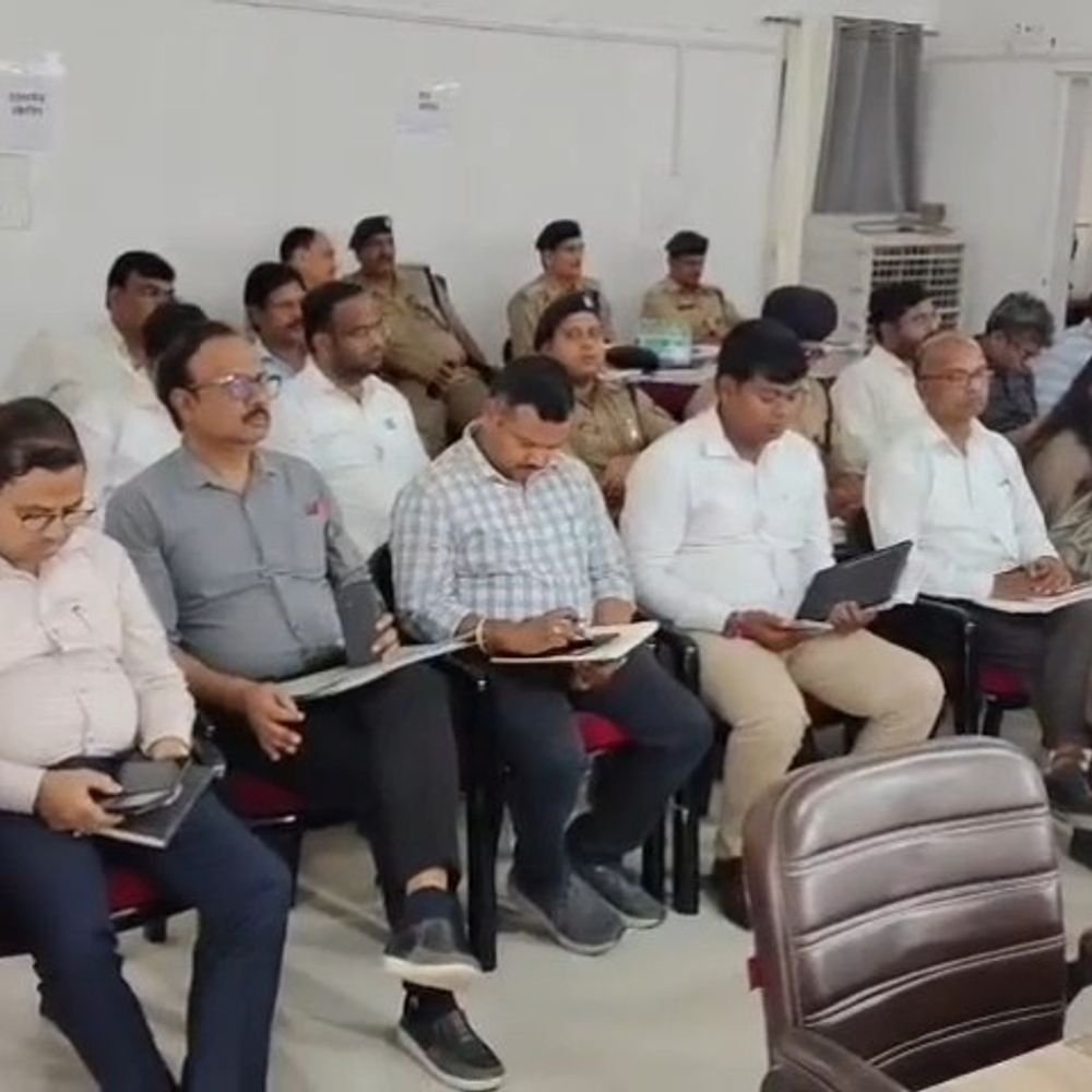 मैनपुरी में 5 हजार छात्रवृत्ति आवेदन अटके:डीएम ने चेतावनी दी, रविवार तक डाटा नहीं भेजा तो स्कूलों की मान्यता रद्द होगी