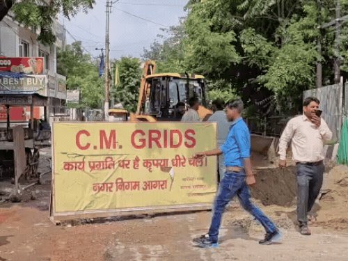 आगरा में सीएम ग्रिड रोड पर लापरवाही पर बड़ा एक्शन:ठेकेदार पर 15 लाख का जुर्माना, सहायक नगर आयुक्त ने किया था निरीक्षण