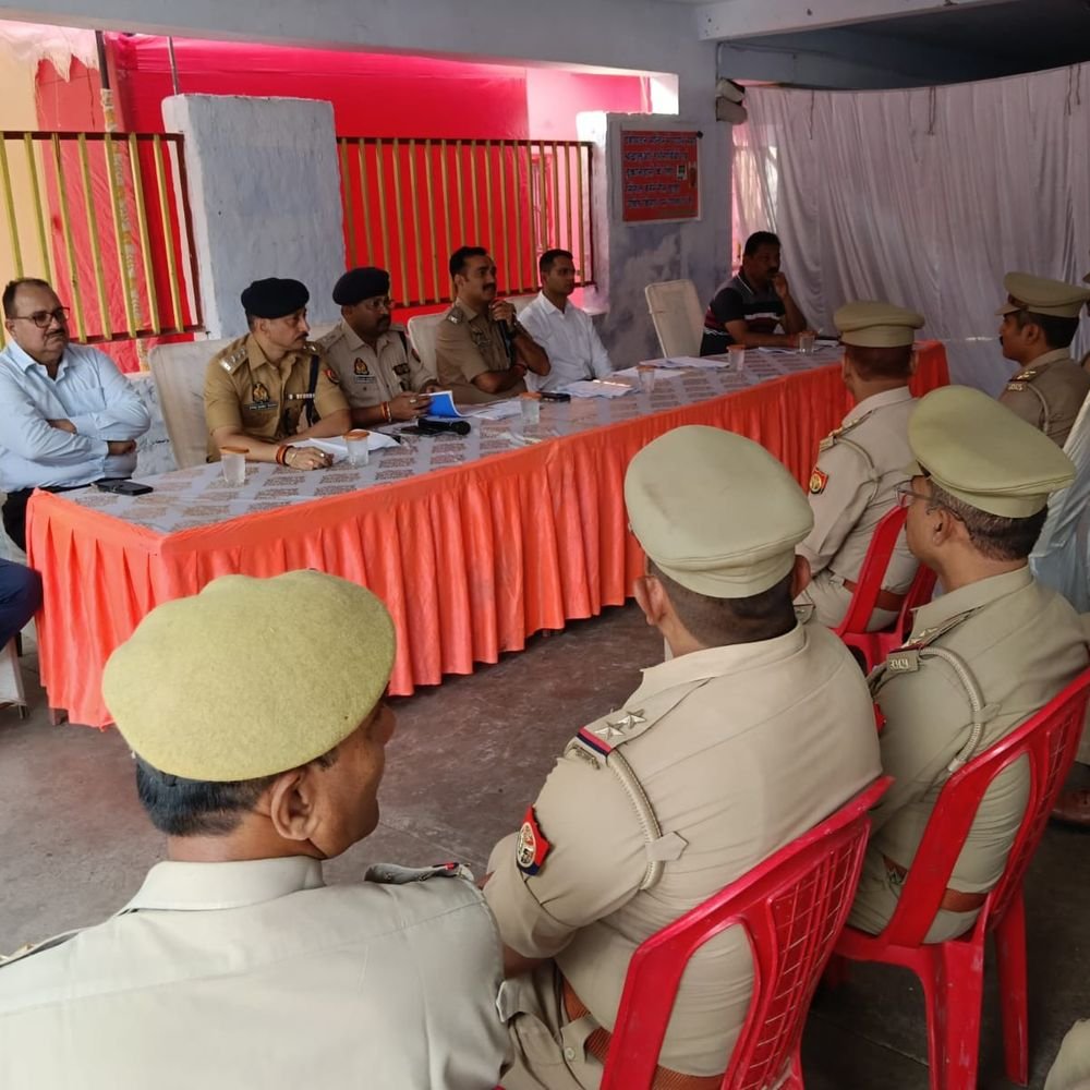 बलरामपुर में सीएम दौरे से पहले डीएम-एसपी ने परखी सुरक्षा:मां पाटेश्वरी मंदिर से हेलीपैड तक लिया जायजा, लापरवाही पर सख्त रुख