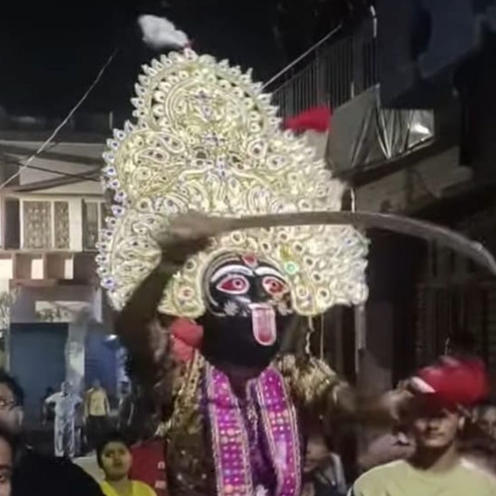 मां काली के जुलूस में तलवारबाजी का प्रदर्शन:जहांगीराबाद में मां काली का भव्य जुलूस, तलवारबाजी देख रोमांचित हुए दर्शक