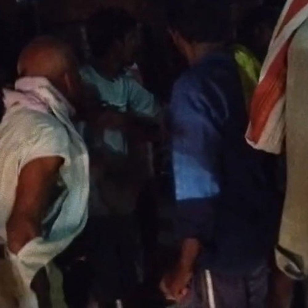 उन्नाव में साइकिल सवार अधेड़ को युवकों ने पीटा VIDEO:अंडरपास के पास हुई वारदात, पाइप से की मारपीट कर घायल किया