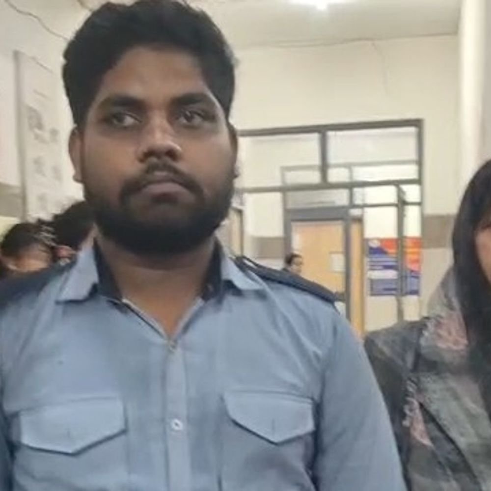 नोएडा में हॉस्पिटल से 3 दिन का नवजात चोरी:एक महिला बच्चे को ले जाती दिखी, पुलिस तलाश में जुटी