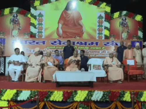 सीएम योगी ने कहा- धन के लिए धर्म नहीं त्यागूंगा:भारत सेवा श्रम संघ के शताब्दी समारोह में बोले- छिड़ गया युद्ध तो बम-गोले भी दागूंगा