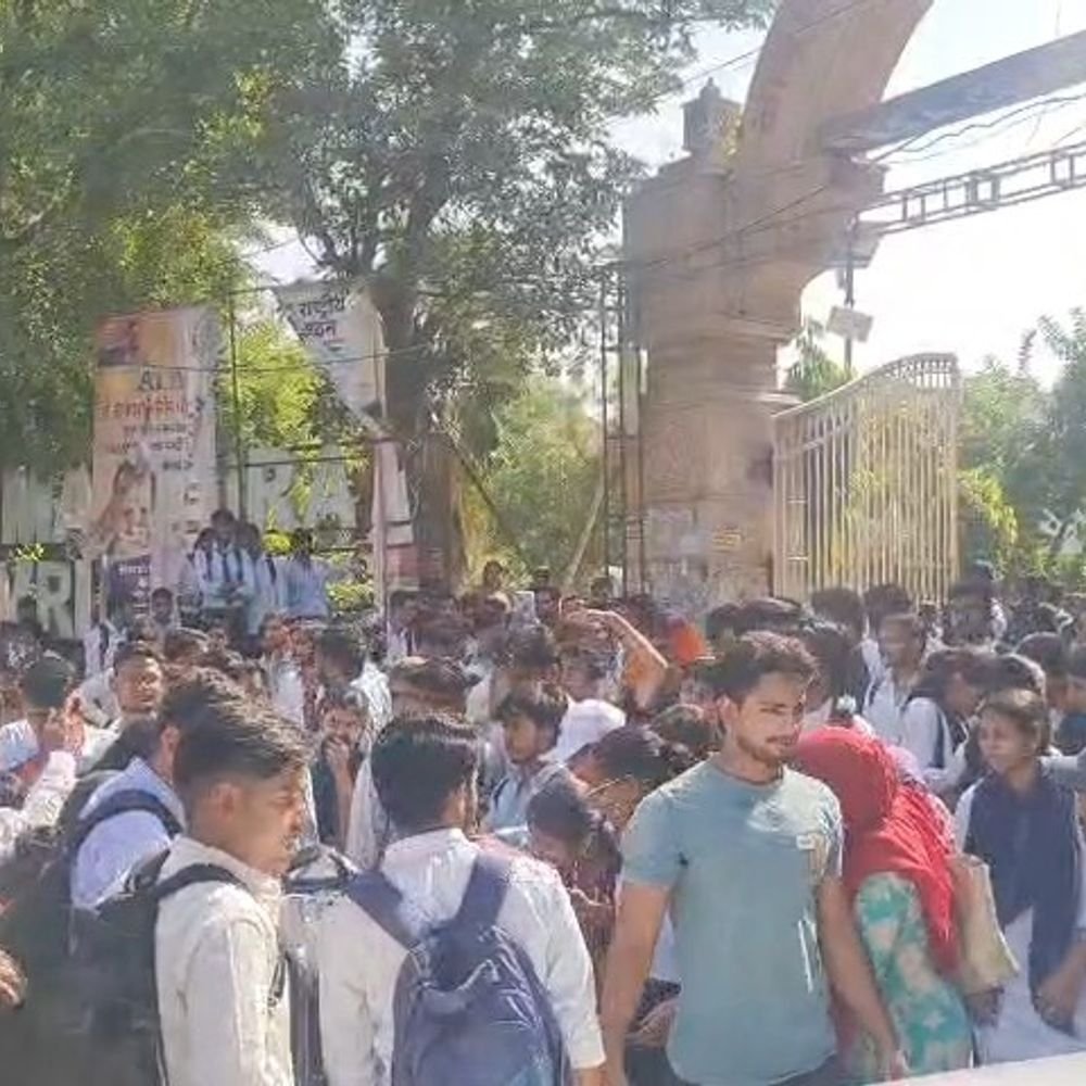 छात्रा से अभद्रता पर मथुरा कॉलेज में हंगामा:आरोपी की गिरफ्तारी और निष्पक्ष जांच की मांग, बीएसए कॉलेज रोड पर लंबा जाम