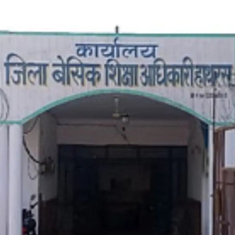 कस्तूरबा विद्यालय में छात्राओं से मारपीट, मुर्गा बनाने का आरोप:हाथरस में बीएसए ने मुख्य रसोइया को हटाया, दो सदस्यीय जांच कमेटी बनाई