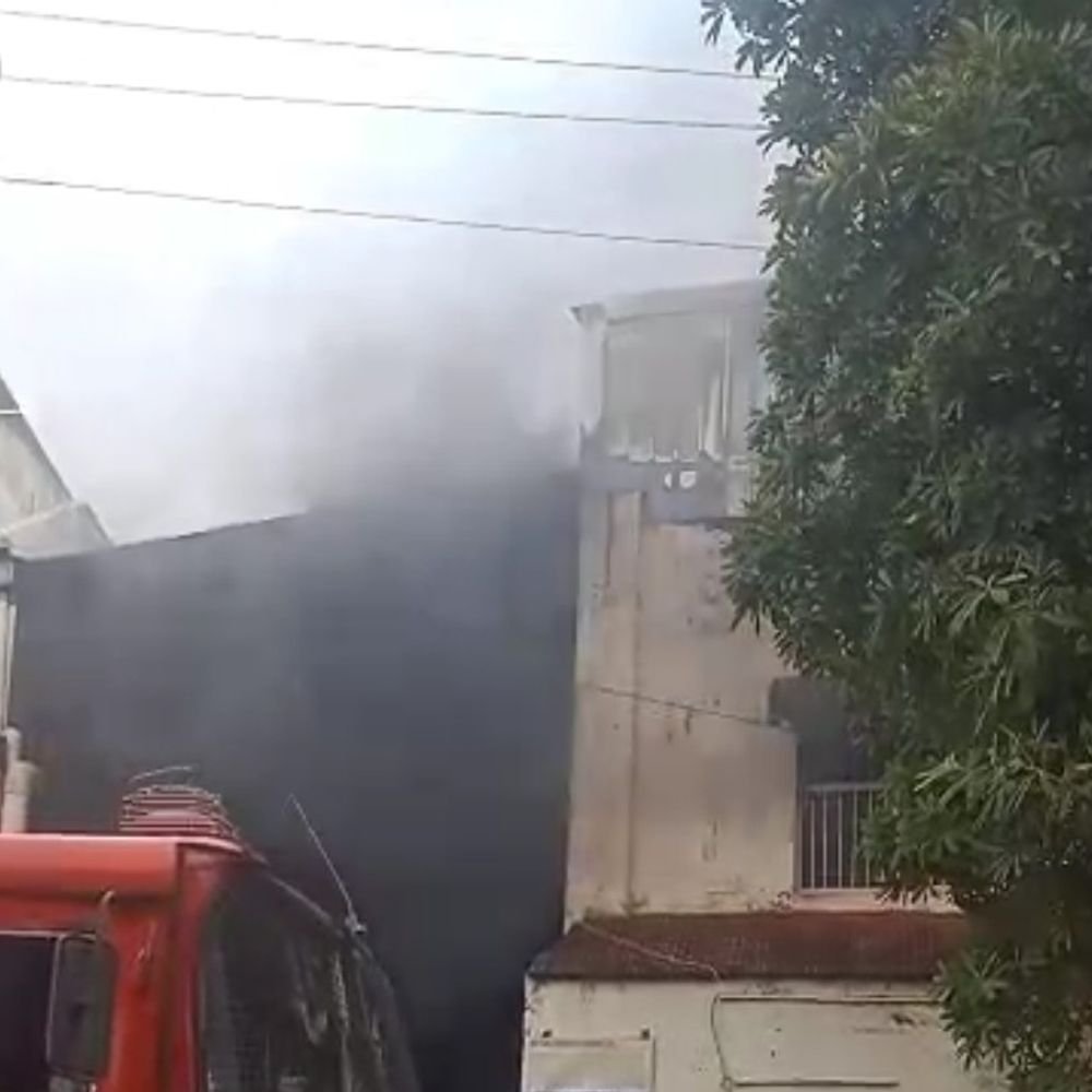 गाजियाबाद में केमिकल फैक्ट्री में भीषण आग लगी:कविनगर इंडस्ट्रियल एरिया में दमकल की 6 गाड़ियां आग बुझाने में जुटी