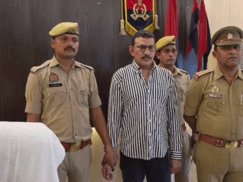 मुंबई के रहने वाले शाहिद की तलाश में छापेमारी:आजमगढ़ के पते पर हासिल किया है रिवाल्वर का लाइसेंस, SIR प्रक्रिया में भी सहभागिता के मिले सुबूत