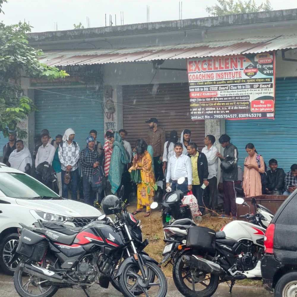 बारिश के बीच PET परीक्षा देने पहुंचे अभ्यर्थी:मऊ के 14 केंद्रों पर दो पालियों में 12,480 परीक्षार्थी शामिल
