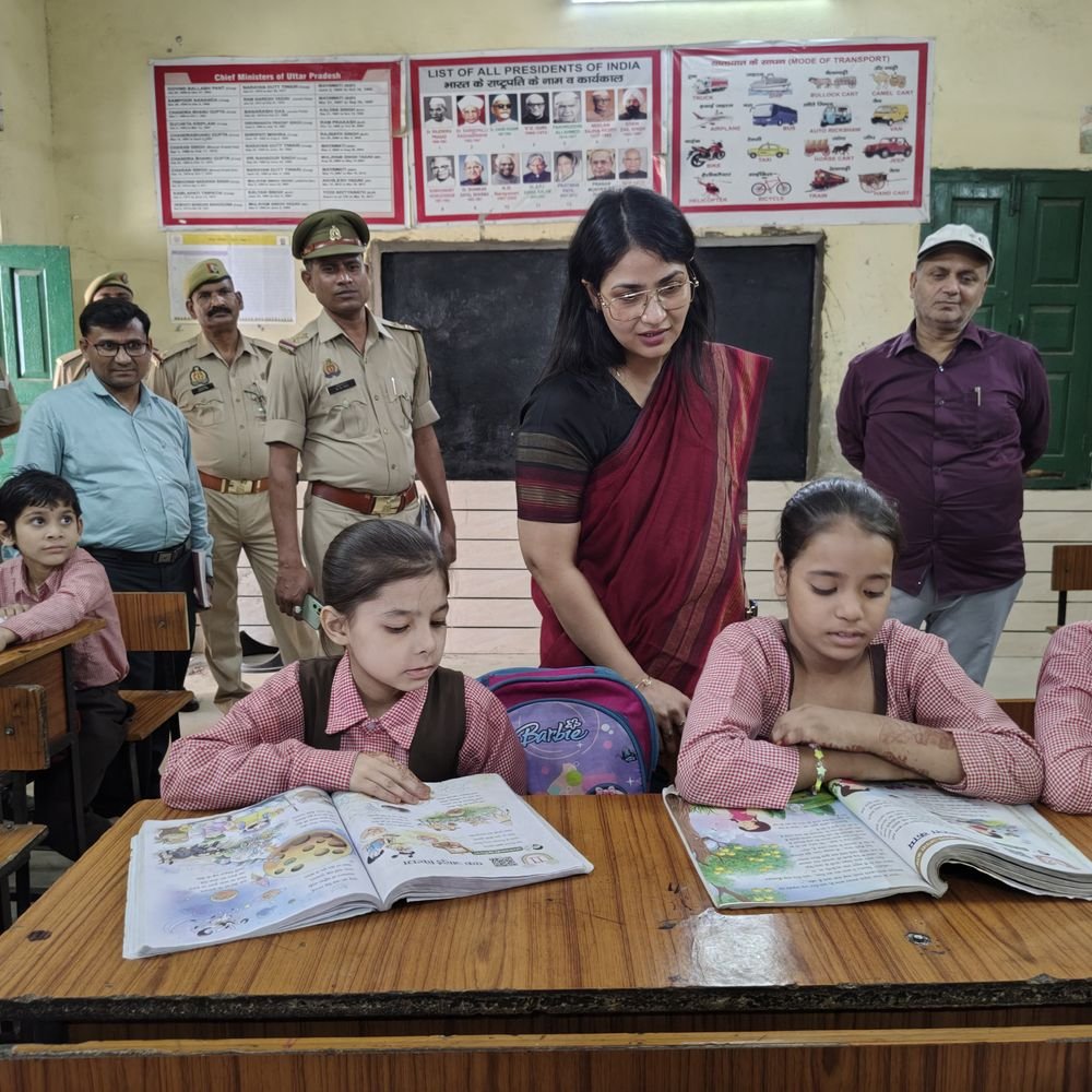 डीएम ने प्राथमिक विद्यालय का औचक निरीक्षण किया:बच्चों से पहाड़े और सामान्य ज्ञान के सवाल पूछे, मिड-डे मील भी परखा