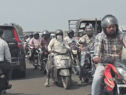 एत्माद्दौला से रामबाग फ्लाईओवर तक रोज जाम:वाहनों की 1KM लंबी कतार, अतिक्रमण और ऑटो बन रहे परेशानी