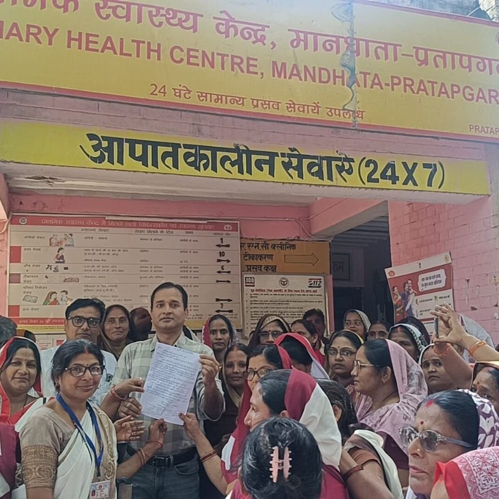 मांधाता PHC पर आशा कार्यकत्रियों का प्रदर्शन:सरकारी कर्मचारी का दर्जा, 18 हजार मानदेय की मांग, ज्ञापन सौंपा