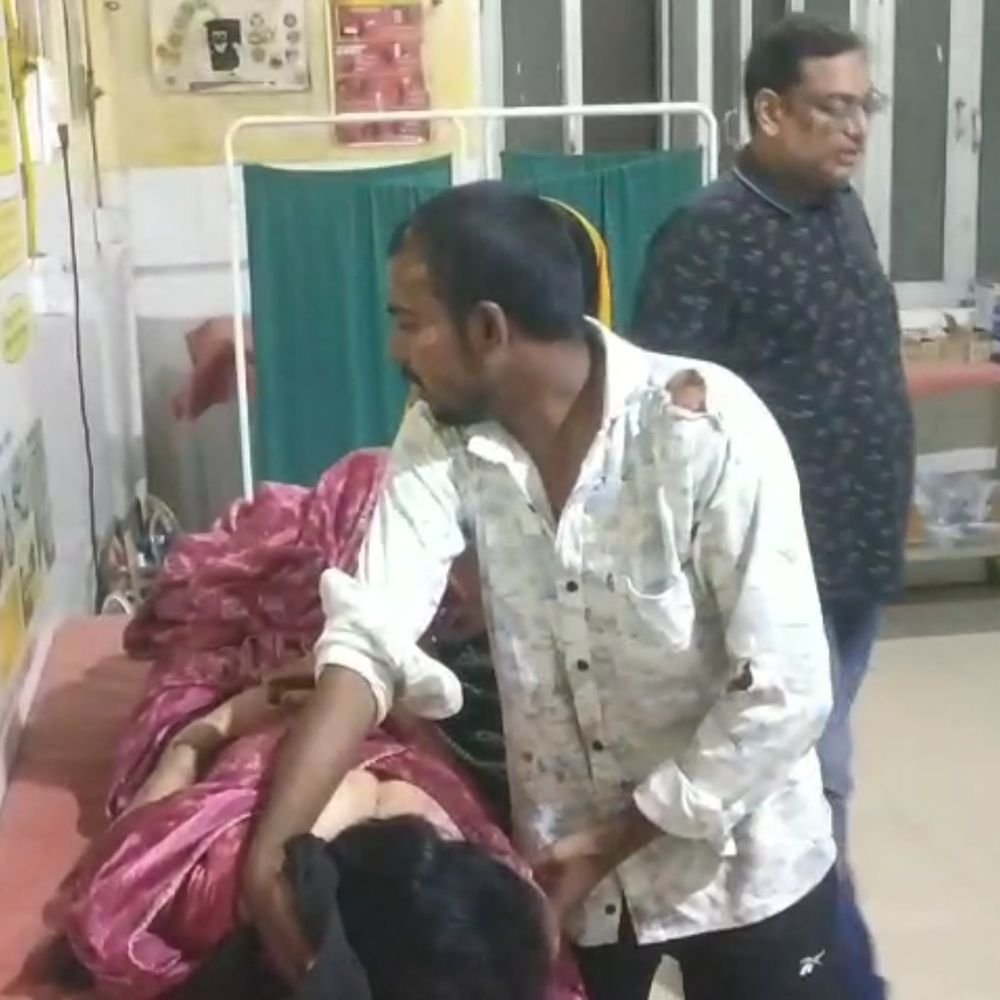 रोडवेज बस ने बाइक सवार दंपती को रौंदा:फिरोजाबाद में पत्नी को दवा दिलाकर लौट रहा था युवक, ट्रॉमा सेंटर रेफर