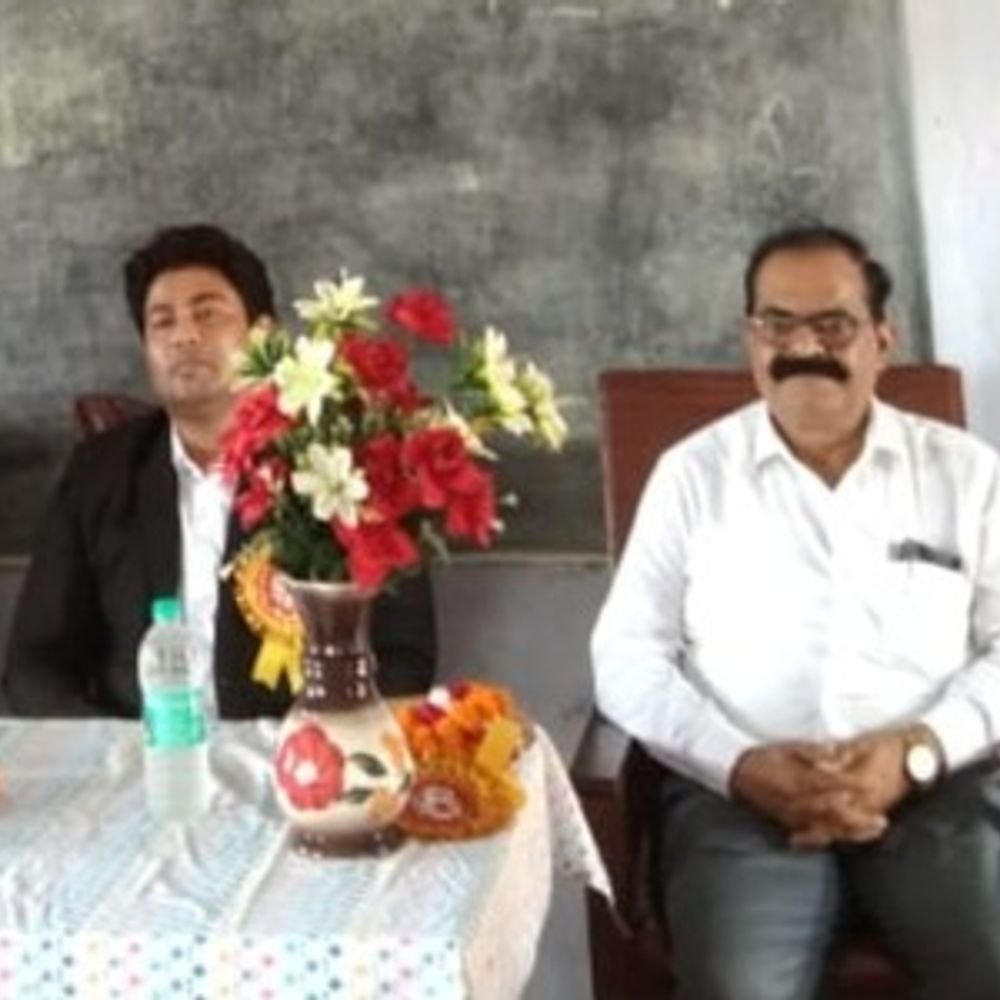 विधिक जागरूकता शिविर:लालगंज में छात्राओं से कहा- शोषण, उत्पीड़न या अनुचित व्यवहार पर चुप नहीं रहें