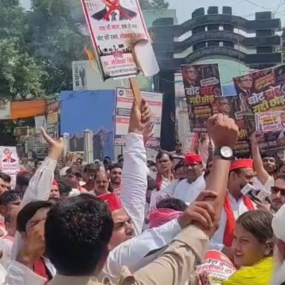 मुजफ्फरनगर में सपा के विरोध प्रदर्शन में पुलिस से धक्का-मुक्की:CEC का पुतला छीनकर भागे पुलिस वाले, महावीर चौक से कचहरी गेट तक पैदल मार्च; ज्ञानेश कुमार का फोटो जलाया