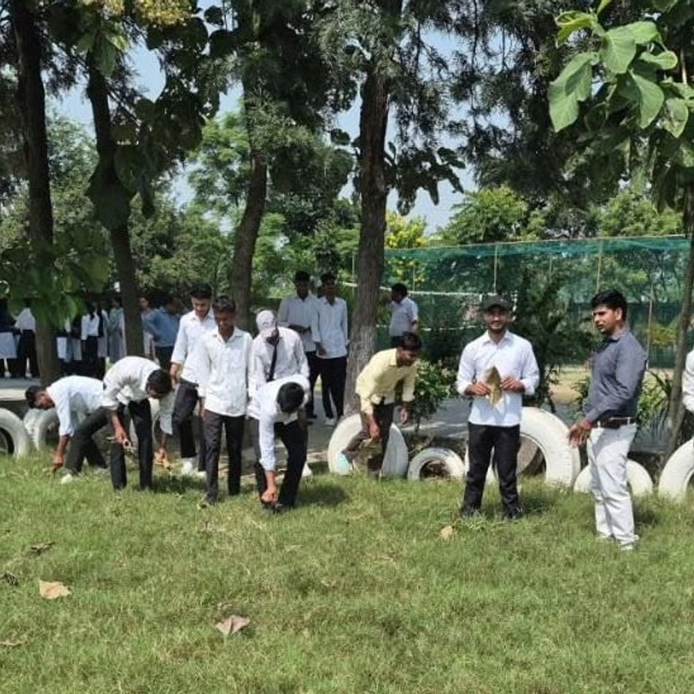 मुजफ्फरनगर में सेवा मेरा योगदान अभियान:विद्यार्थियों ने चलाया स्वच्छता अभियान, लिया परिसर साफ रखने का संकल्प