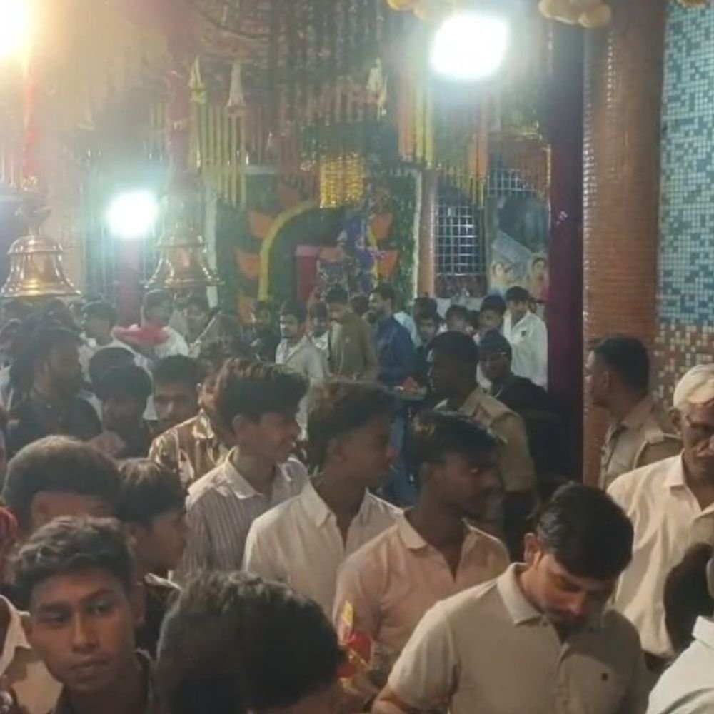 मुरादाबाद में नवरात्र के पहले दिन दर्शन को उमड़ी भीड़:फूल-प्रसाद लेकर मंदिर पहुंचे भक्त, मां शैलपुत्री से मांगी सुख-समृद्धि