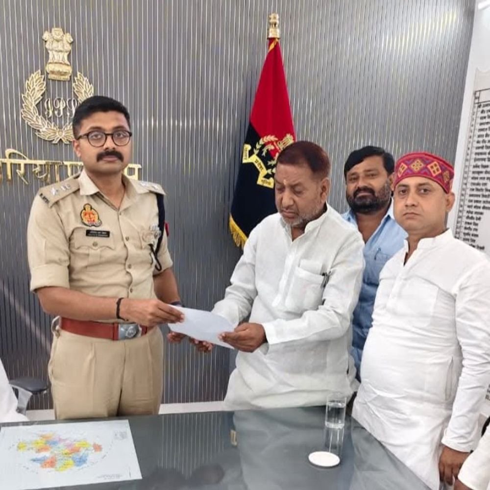 जनप्रतिनिधियों का विरोध प्रदर्शन:पथरदेवा अध्यक्ष और ईओ पर हमले के विरोध में एसपी को सौंपा ज्ञापन