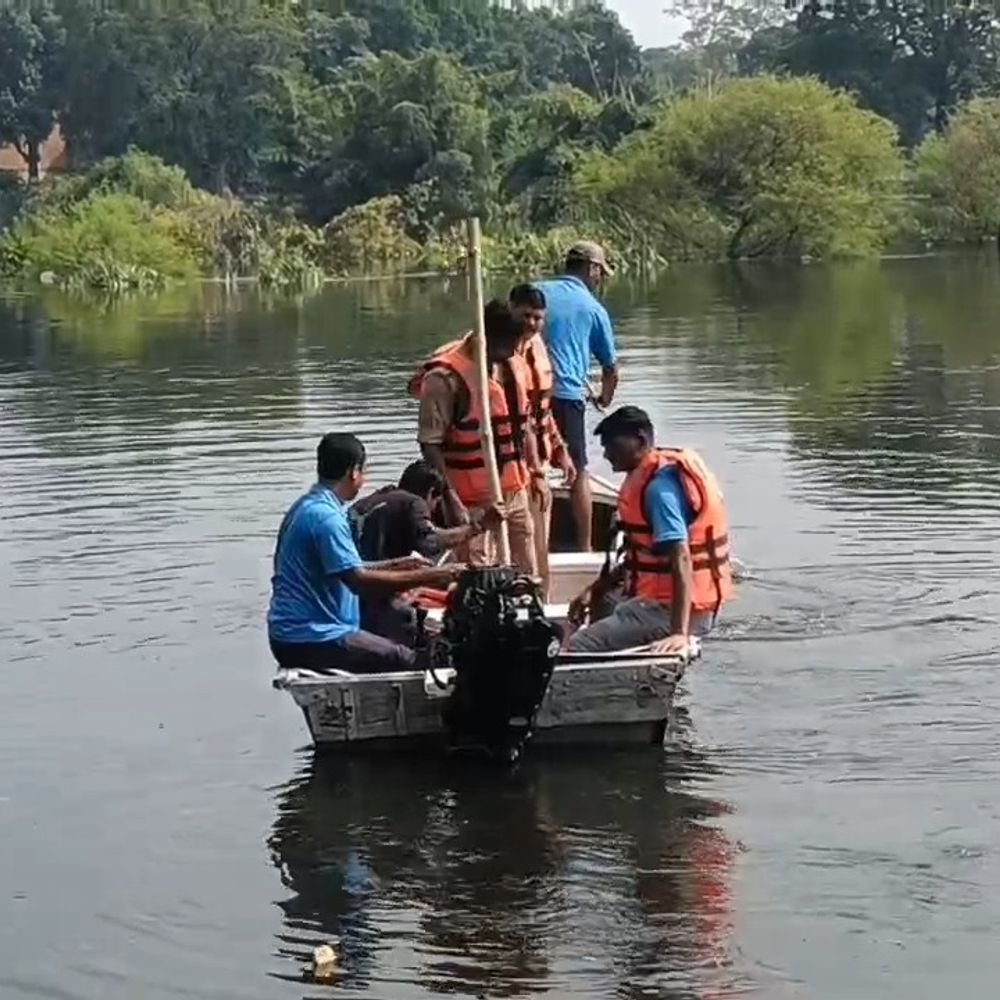 बाढ़ के पानी में लापता-युवक का 24-घंटे बाद शव बरामद:सीतापुर में पत्नी का आरोप- चोर समझकर पत्थर मारे, पुलिस बोली- शराब के नशे में डूबा था
