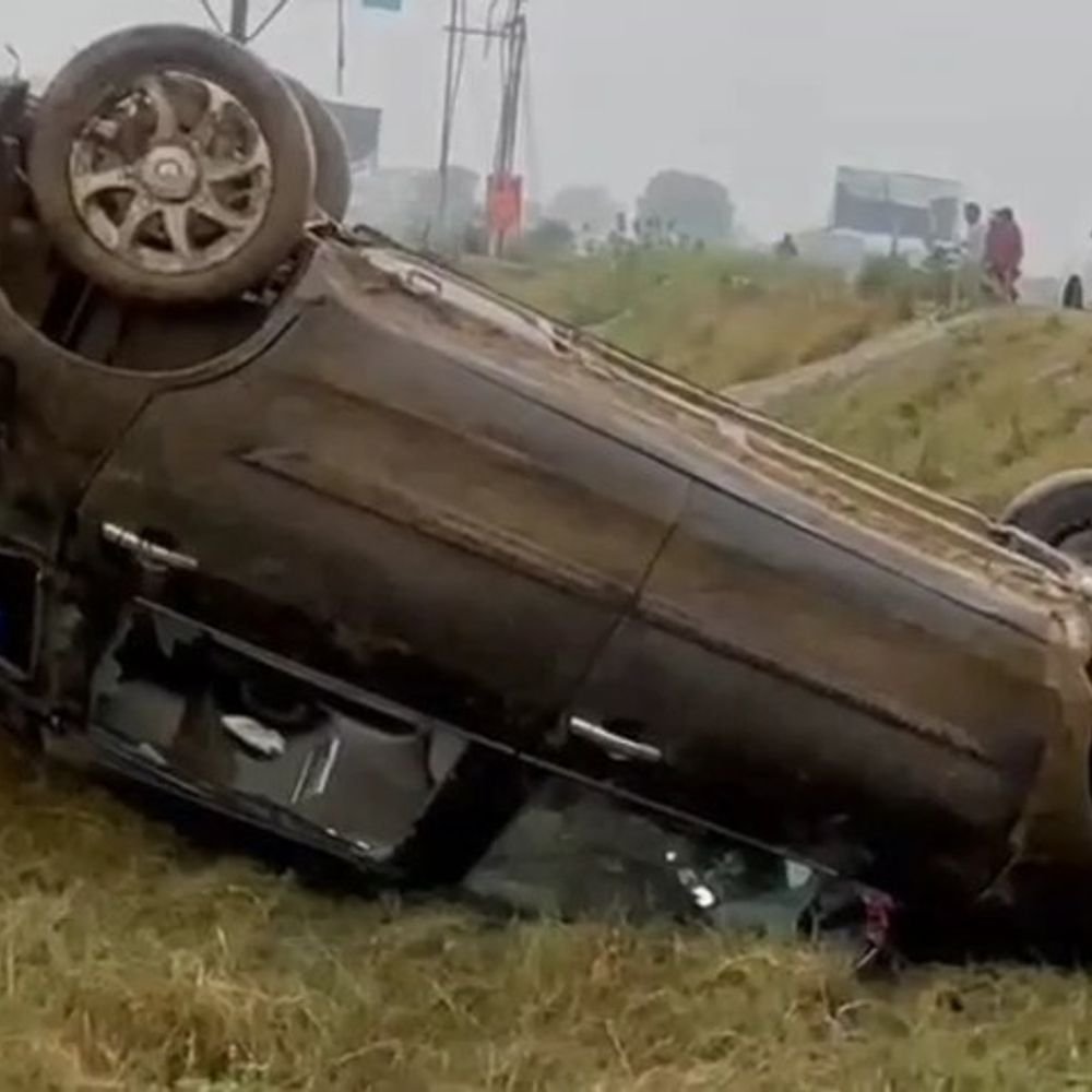 तेज रफ्तार कार खाई में पलटी, चालक गंभीर घायल:मथुरा के पानीगांव के पास वृंदावन-यमुना एक्सप्रेसवे संपर्क मार्ग पर हादसा