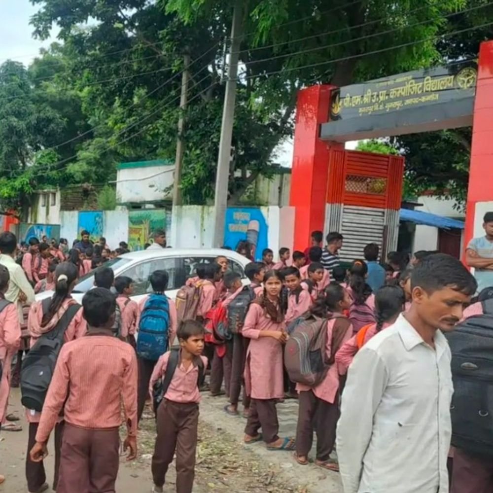 कन्नौज में इंचार्ज प्रधानाध्यापक समेत 3 टीचर निलंबित:जेन अल्फा ने स्कूल गेट पर किया था प्रदर्शन, आपसी गुटबाजी का मामला था
