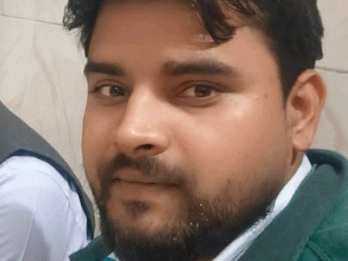 3 दोस्तों की बाइक डिवाइडर से टकराई, 2 की मौत:प्रयागराज में एक ने मौके पर, दूसरे ने शाम को तोड़ा दम