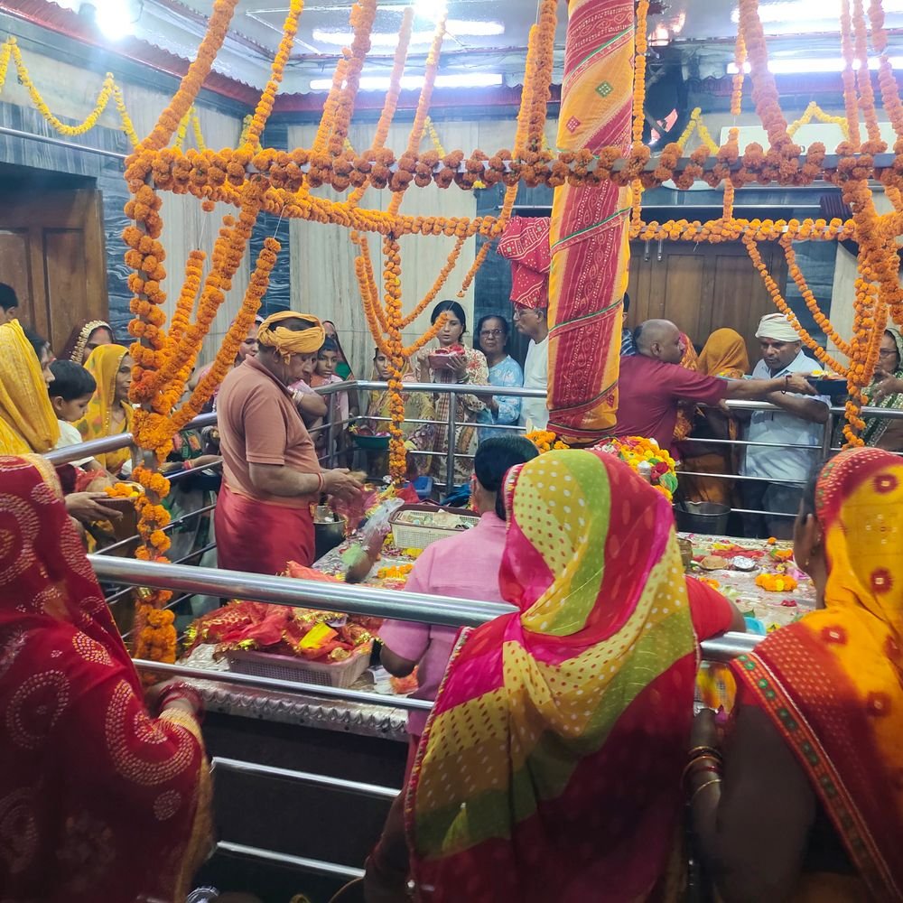 प्रयागराज में अलोप शंकरी मंदिर में उमड़े श्रद्धालु:नवरात्रि के चौथे दिन कूष्मांडा स्वरूप की पूजा, सुख-समृद्धि की कामना