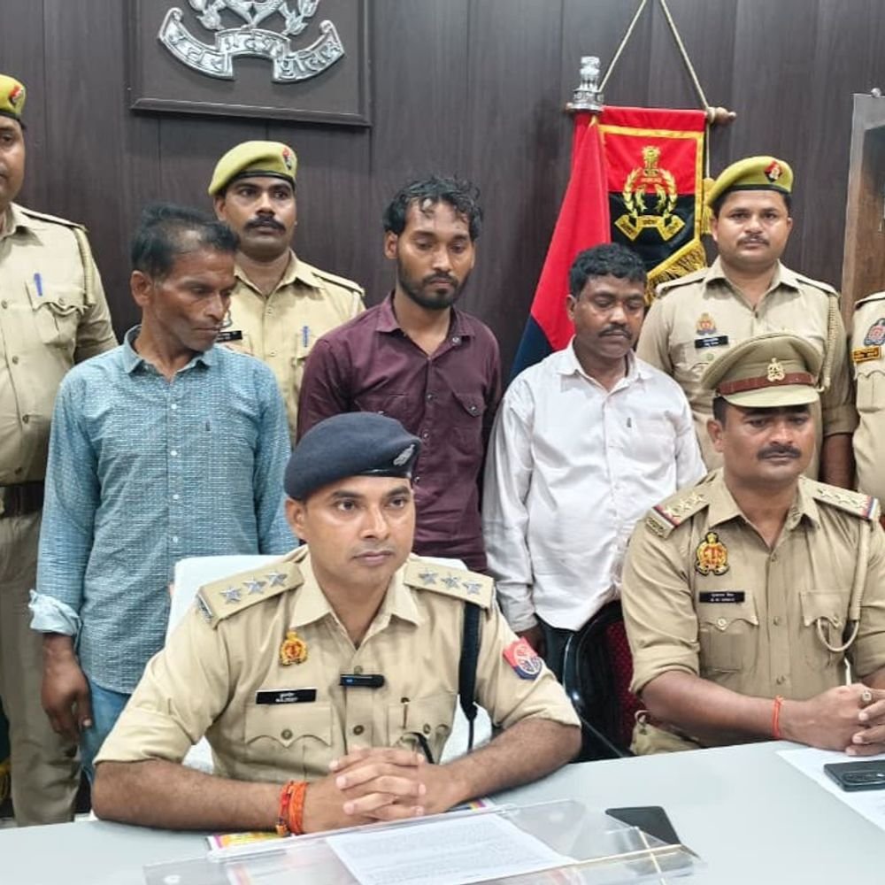 चोरी की बाइक काटकर नेपाल में बेचते थे पार्ट्स:बस्ती में 3 गिरफ्तार, 4 बाइक और 10 इंजन के पुर्जे बरामद