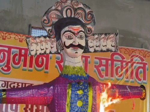 प्रयागराज के बरगद घाट पर रावण जला...VIDEO:असत्य पर सत्य की जीत का संदेश, यमुना किनारे बड़ी संख्या में राम भक्त पहुंचे