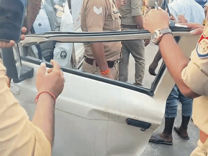 लखनऊ में ऑक्सीजन सिलेंडर लदी पिकअप डिवाइडर से टकराई:ड्राइवर समेत दो घायल, सीएचसी में भर्ती; सड़क पर बिखर गए सिलेंडर