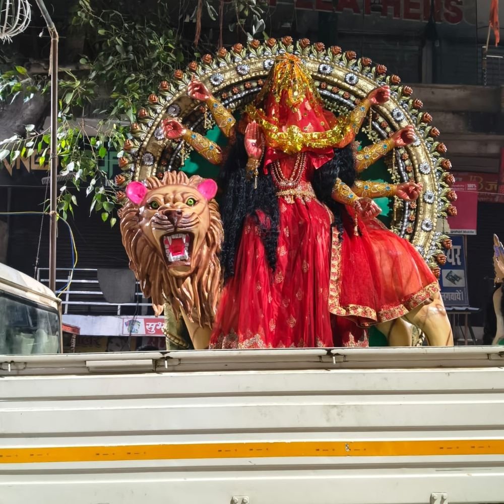 दुर्गा पूजा की धूम, पंडालों में मां की प्रतिमाएं स्थापित:सुल्तानपुर में डीजे की धुन पर नाचे भक्त, सुरक्षा के लिए पुलिस तैनात
