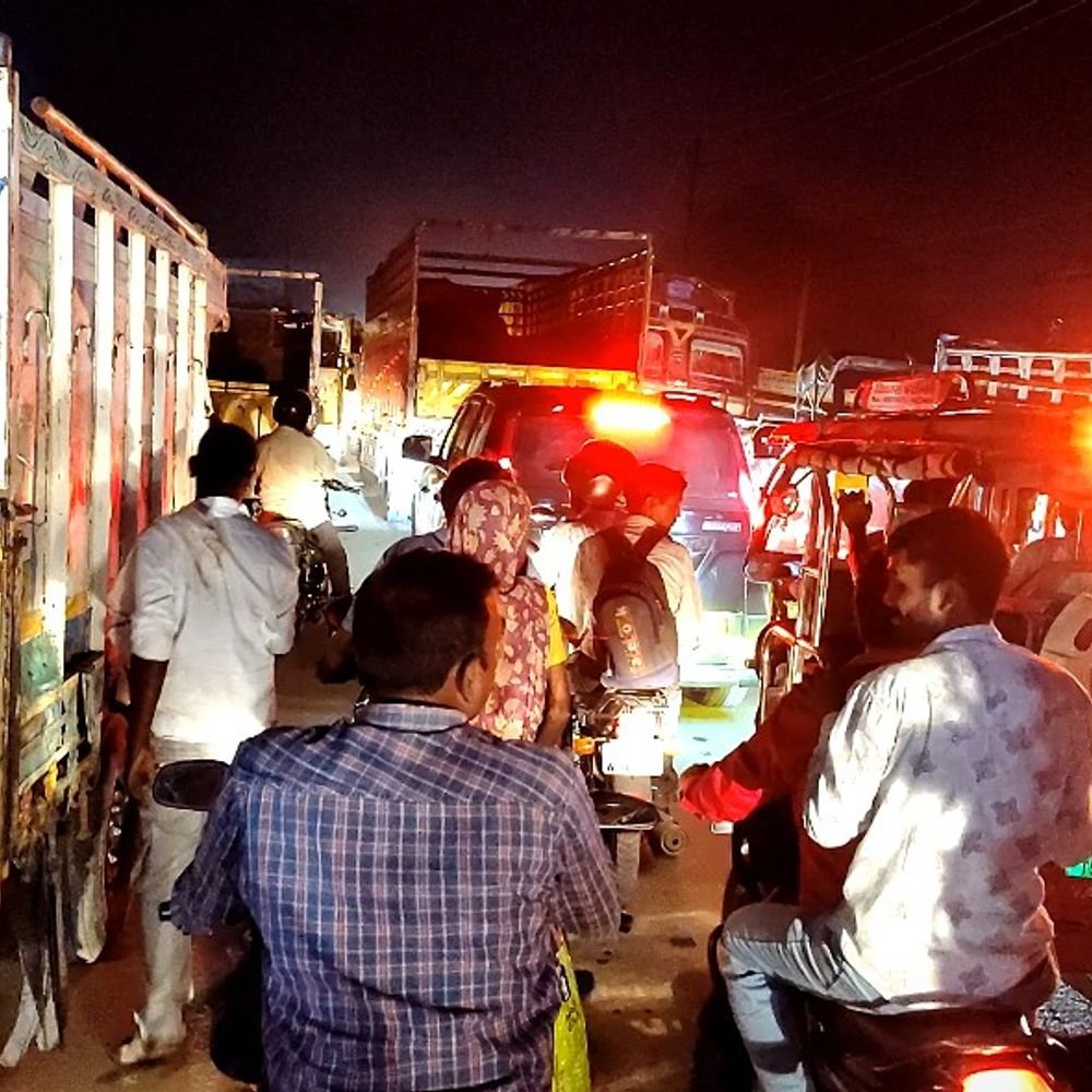 एटा में नवीन गल्ला मंडी के पास भीषण जाम:एक किमी तक फंसे ट्रैक्टर, एंबुलेंस भी अटकी