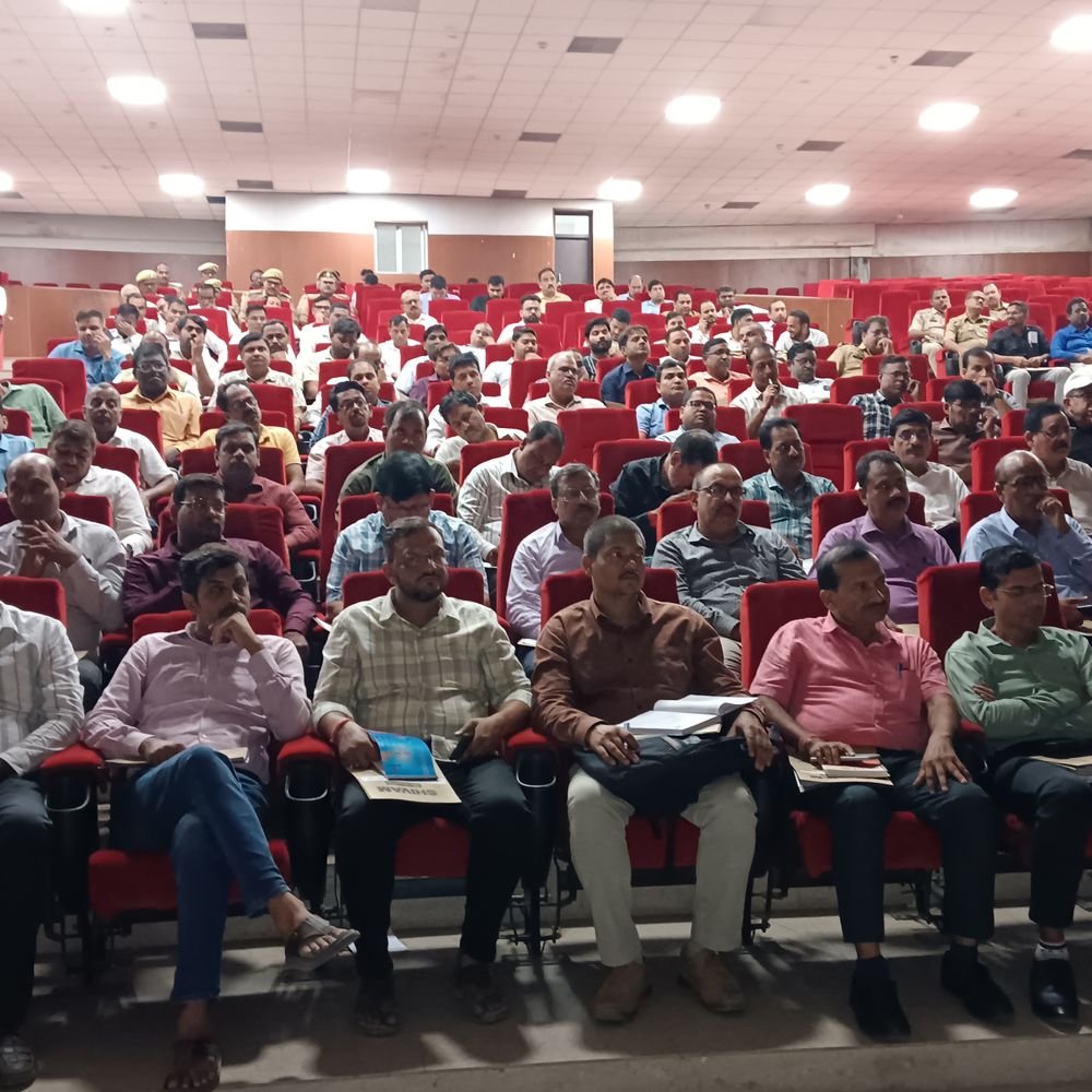 निर्वाचन कार्य में लापरवाही बर्दाश्त नहीं होगी:बस्ती में DM ने अधिकारियों को दी चेतावनी, बोलीं-निर्देशों का पालन करें