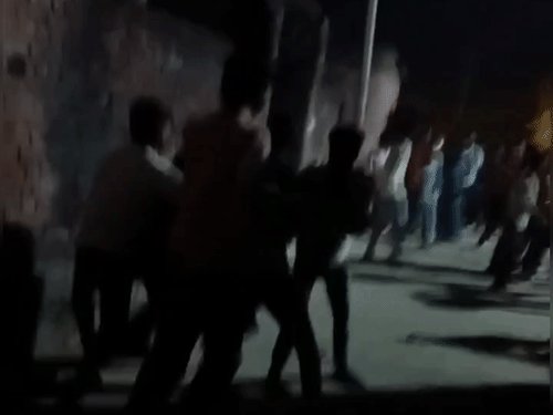 अवैध शराब पकड़ने गए गौ रक्षादल महामंत्री की पिटाई:पूरनपुर के जमुनिया खास गांव की घटना, थानाध्यक्ष बोले- जांच के बाद होगी कार्रवाई