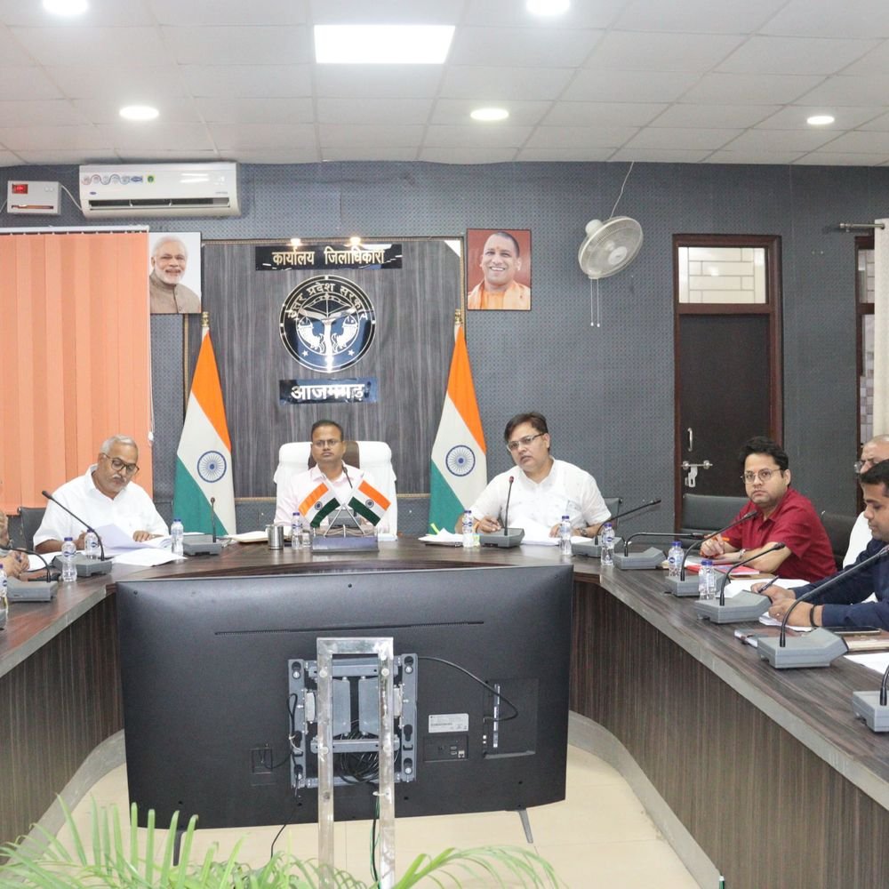 विधानसभा निर्वाचन की तैयारी में जुटा आजमगढ़ प्रशासन:बैठक में सरकारी जमीनों पर अवैध कब्जे करने वाले लोगों पर कार्रवाई करने के निर्देश