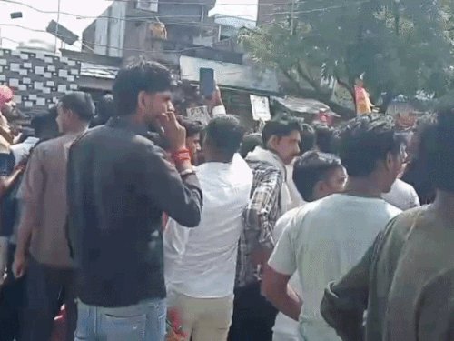 सड़क हादसे में घायल युवक की लखनऊ KGMU में मौत,:आजमगढ़ में आक्रोशित ग्रामीणों ने डेडबॉडी रखकर किया 2 घंटे चक्काजाम