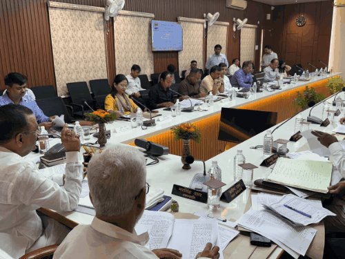 गेल पर FIR कराने के नगर आयुक्त ने दिए निर्देश:जगह-जगह गलियों में पाइप लाइन बिछाने के बाद नहीं की मरम्मत, कार्यकारिणी की बैठक में उठा मुद्दा