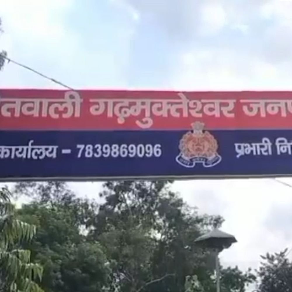 खेत में पेड़ से लटका मिला युवक का शव:हापुड़ में चारा लेने गई महिलाओं ने देखा, पहचान कराने की कोशिश