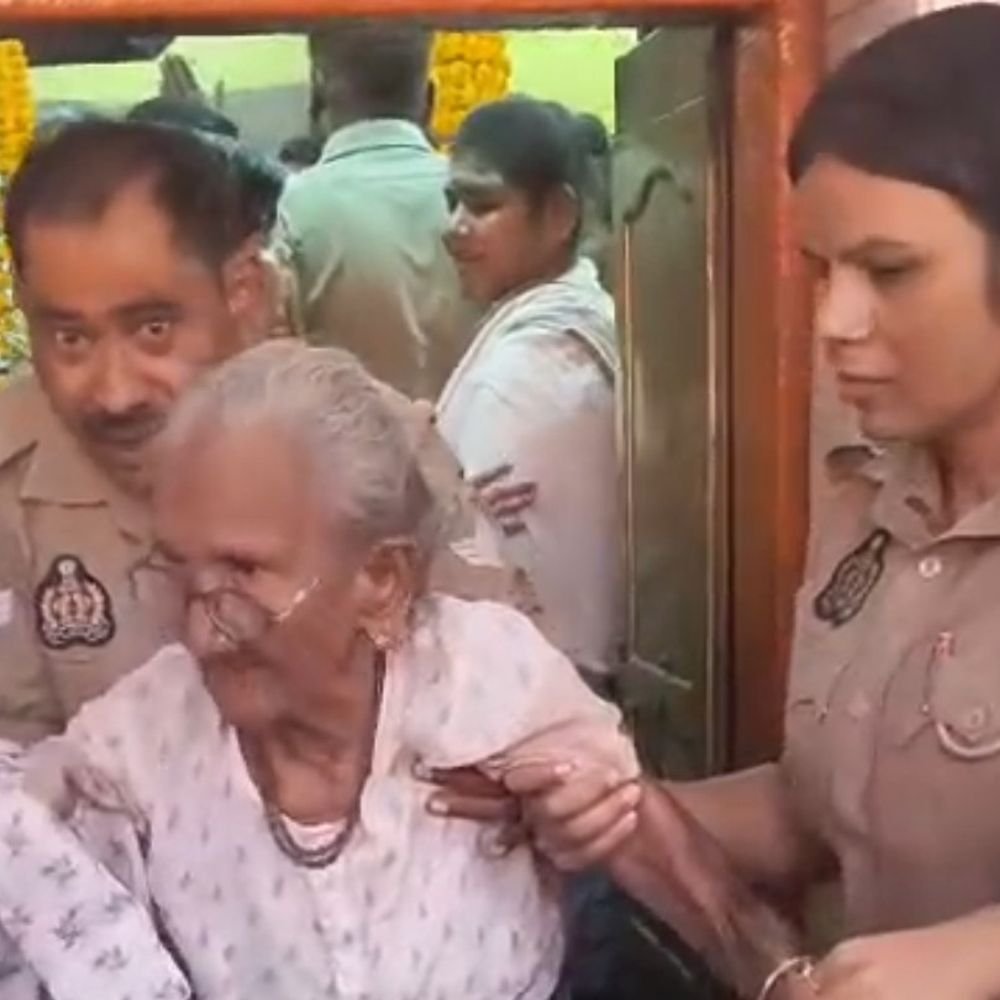 मिर्जापुर में पुलिस बनी बुजुर्गों-दिव्यांग भक्तों का सहारा:विंध्याचल में श्रद्धालुओं को हाथ थामकर करा रहे दर्शन