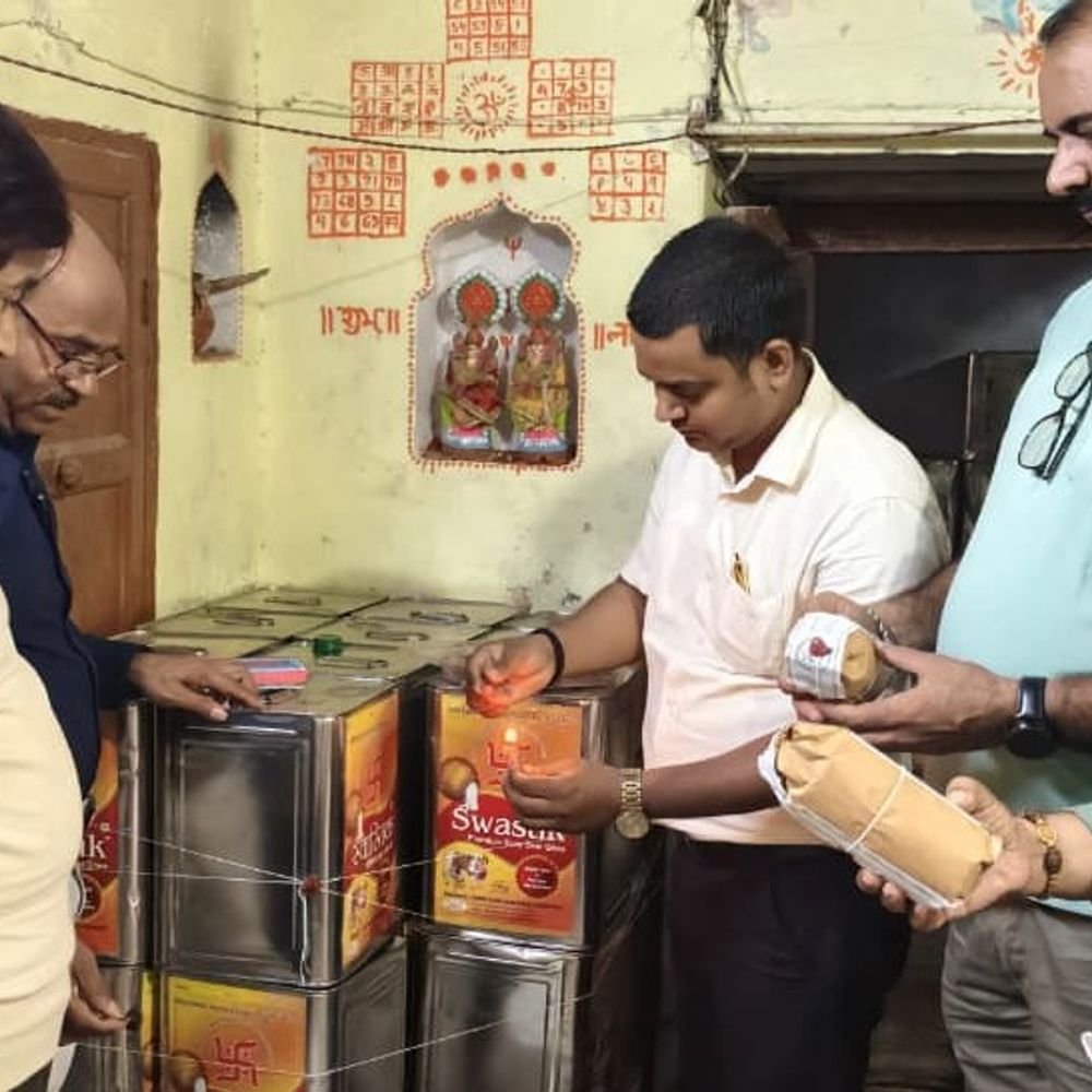 औरैया में दुकान से 508 किलो घी सीज:खरीद बिल और स्टॉक रजिस्टर नहीं दिखाया, सैंपल जांच के लिए लैब भेजा