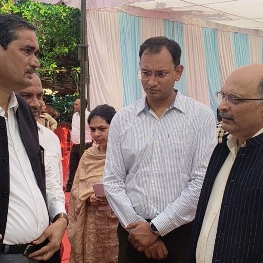 आगरा खंड स्नातक-शिक्षक चुनाव के लिए पोलिंग पार्टियां रवाना:12 जिलों में 392 पोलिंग पार्टियां मतदान केंद्रों के लिए भेजी गईं, मंडल आयुक्त ने देखी व्यवस्थाएं